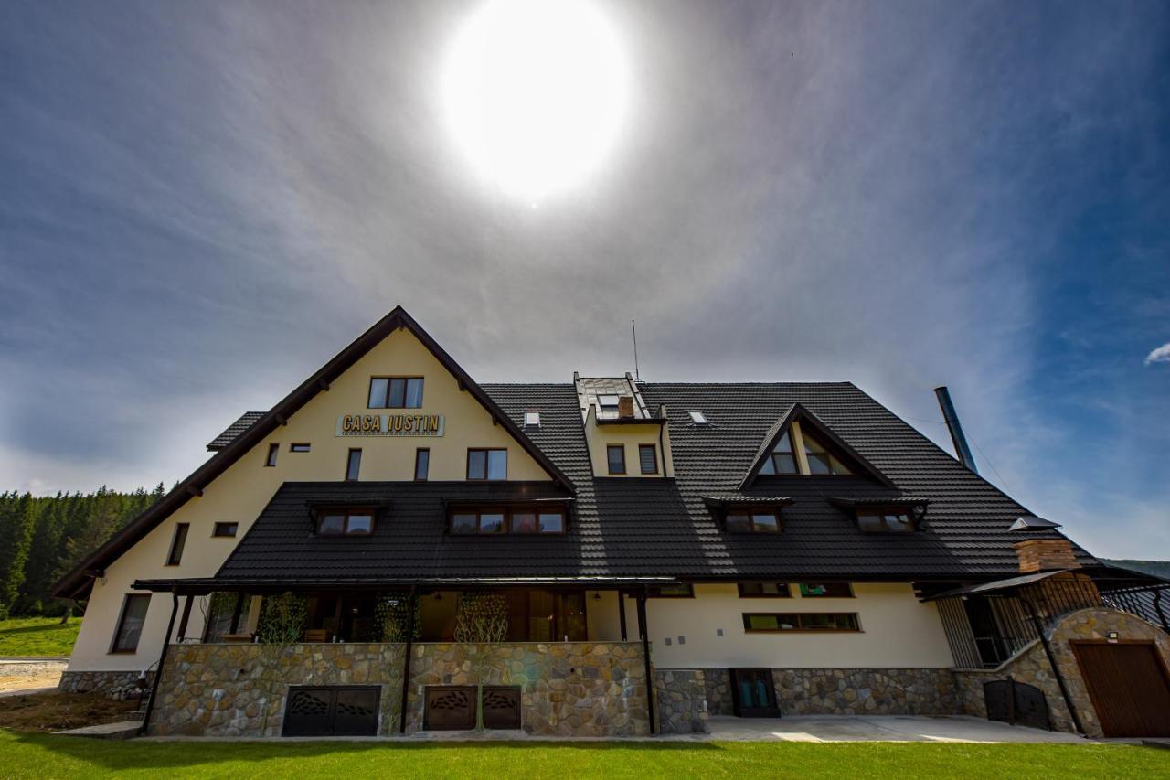 Hotel Casa Iustin Moroeni Exteriér fotografie
